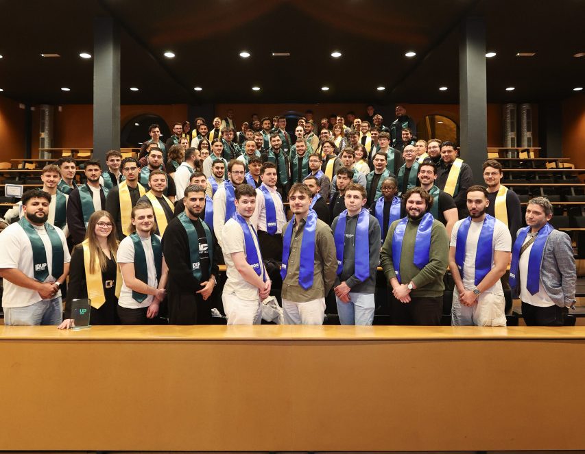 Les 286 nouveaux talents de la promotion 2025 d'IRON Formation célébrant leur diplôme dans l'amphithéâtre du campus de Saint-Étienne.